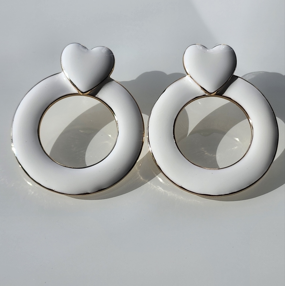 Earrings by Sugarfix enamel heart. For pierced ears. Gold and white. - Picture 3 of 3